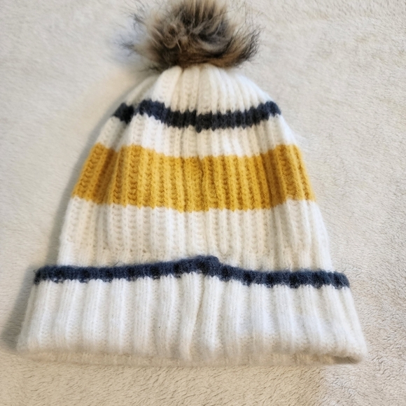 Women's Pom Pom Knit Beanie Toboggan Wonter Hat - Picture 2 of 4